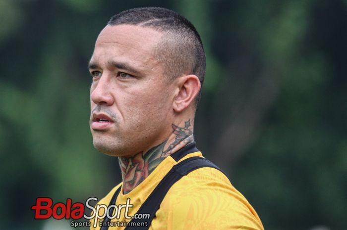 Pemain Bhayangkara FC, Radja Nainggolan, saat hadir dalam sesi latihan di Lapangan B, Senayan, Jakarta, Selasa (12/8/2023) sore.