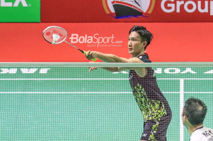 Atlet bulu tangkis tunggal putra Jepang, Kento Momota, sedang bertanding melawan Ng Ka Long Angus (Hong Kong) dalam ajang Indonesia Open 2023 di Istora, Senayan, Jakarta, Selasa (13/6/2023).