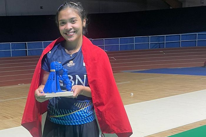 Pebulu tangkis tunggal putri Indonesia, Gregoria Mariska Tunjung, berpose setelah menjuarai Spain Masters 2023 di Centro Deportivo Municipal Gallur, Madrid, Minggu (2/4/2023).