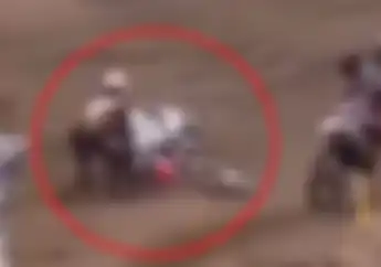 Salut! Acungin 2 Jempol Buat Pembalap Motocross Ini 