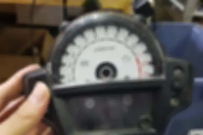 Mika speedometer yang retak membuka peluang air masuk