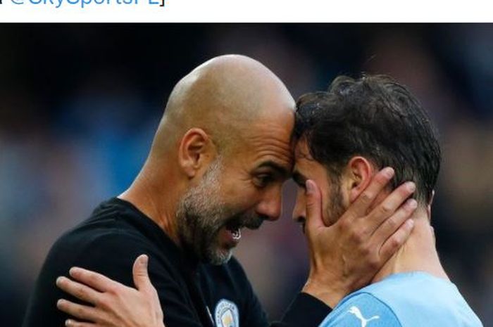 Pelatih Manchester City, Pep Guardiola, melakukan selebrasi bareng Bernardo Silva.