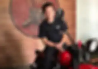 Diterpa Isu Perceraian, Gading Martin Malah Asyik Pose Bareng Motor Honda yang Sudah Langka