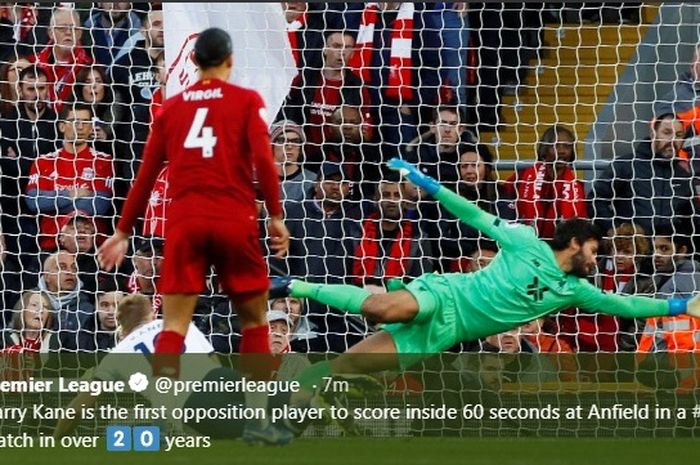 Striker Tottenham Hotspur, Harry Kane, menjebol gawang Liverpool dalam laga di Anfield, Minggu (27/10/2019).