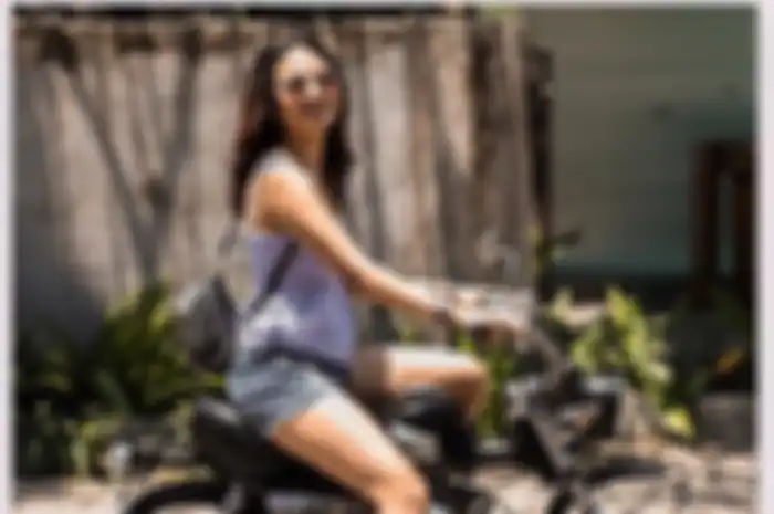 Vanessa Angel pose di atas Honda Monkey.