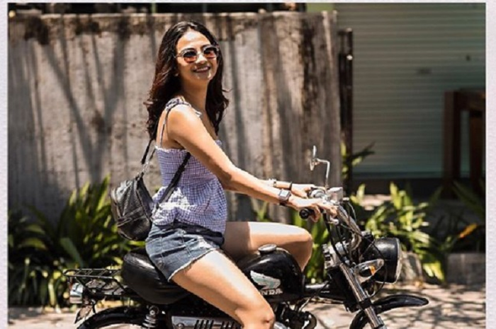 Vanessa Angel pose di atas Honda Monkey.
