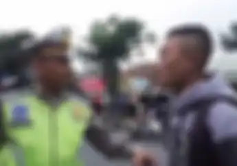 Sedih, Video Pelajar Ditilang Polisi Karena Enggak Pakai Helm, Sempat Curhat Lalu Menangis