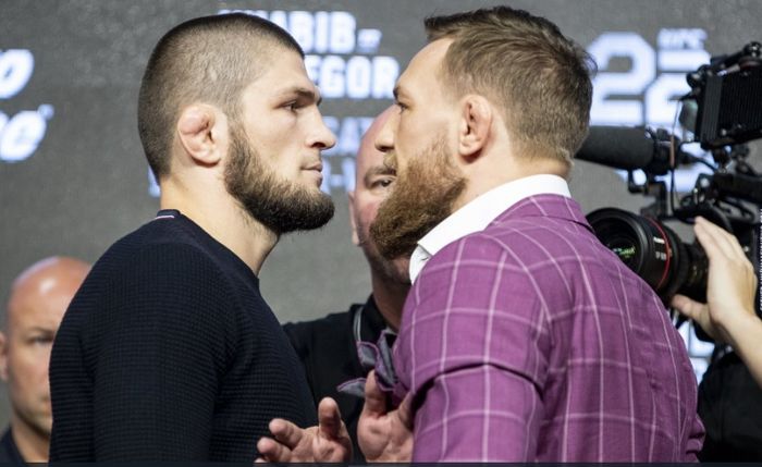 Khabib Nurmagomedov (kiri) dan Conor McGregor (kanan) saat konferensi pers jelang UFC229.      