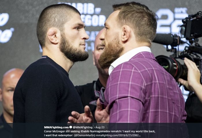 Khabib Nurmagomedov (kiri) dan Conor McGregor (kanan) saat konferensi pers jelang UFC229.      