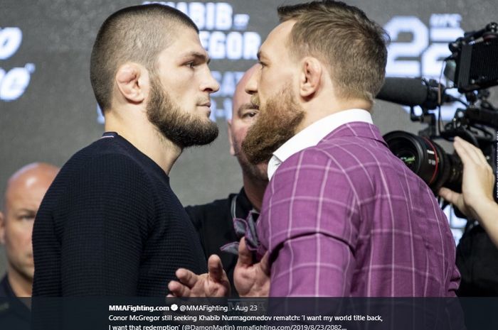 Khabib Nurmagomedov (kiri) dan Conor McGregor (kanan) saat konferensi pers jelang UFC229.      