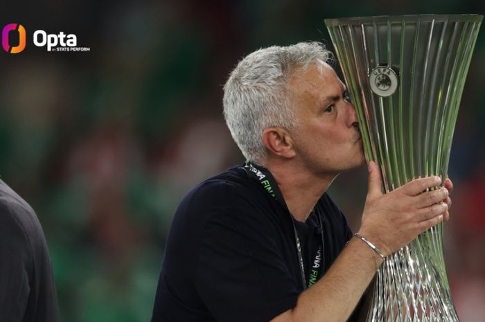 Pelatih AS Roma, Jose Mourinho, mencium trofi UEFA Conference League 2021-2022.