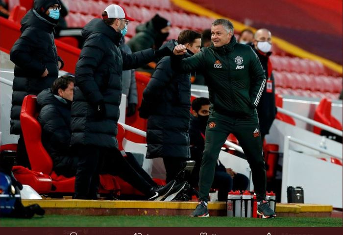 Ole Gunnar Solskjaer berjabat dengan Juergen Klopp dalam partai Manchester United vs Liverpool.