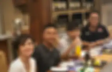 Dulu Tinggalkan Suami yang Tersandung Korupsi Rp 7 Miliar Hingga Ngebet Minta Cerai, Yuni Shara Kini Justru Kepergok Kompak Tiup Lilin dengan Henry Siahaan di Ulang Tahun Anak Hingga Bikin Netizen Salah Fokus