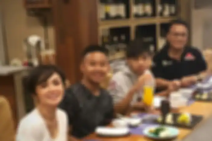 Yuni Shara dan suami dari pernikahan keduanya, Henry Siahaan