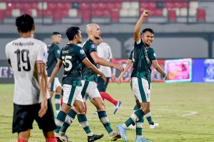 Pemain Tira Persikabo, Dimas Drajad, melakukan selebrasi setelah mencetak gol ke gawang Madura United pada laga pekan ke-34 di Stadion Kapten I Wayan Dipta, Gianyar, Selasa (29/3/2022).