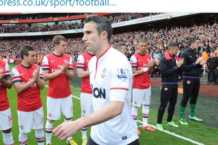 Ekspresi Robin van Persie saat mendapatkan guard of honour dari Arsenal setelah membawa Manchester United meraih gelar Liga Inggris 2012-2013.