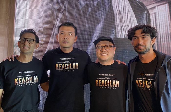 Reza Rahadian bersama pemain film Keadilan: The Verdict di kawasan, Setiabudi, Jakarta Selatan pada Rabu (20/8/2025).