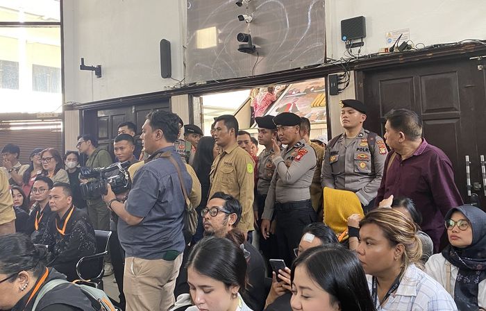 Sidang Nikita Mirzani dijaga ketat oleh aparat kepolisian.