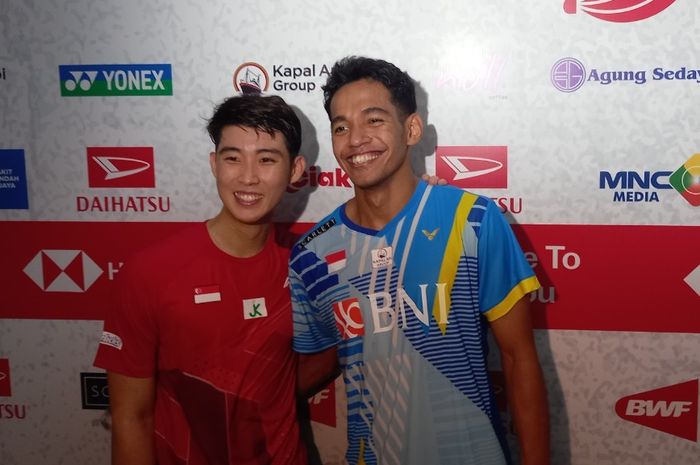 Pebulu tangkis tunggal putra Indonesia, Chico Aura Dwi Wardoyo (kanan) berfoto bersama lawannya, Loh Kean Yew dari Singapura setelah pertandingan mereka pada babak 16 besar Indonesia Masters 2022 di Istora Gelora Bung Karno, Senayan, Jakarta, Kamis (9/6/2022).