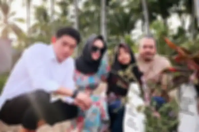 Ifan Seventeen ziarah ke makam temannya.