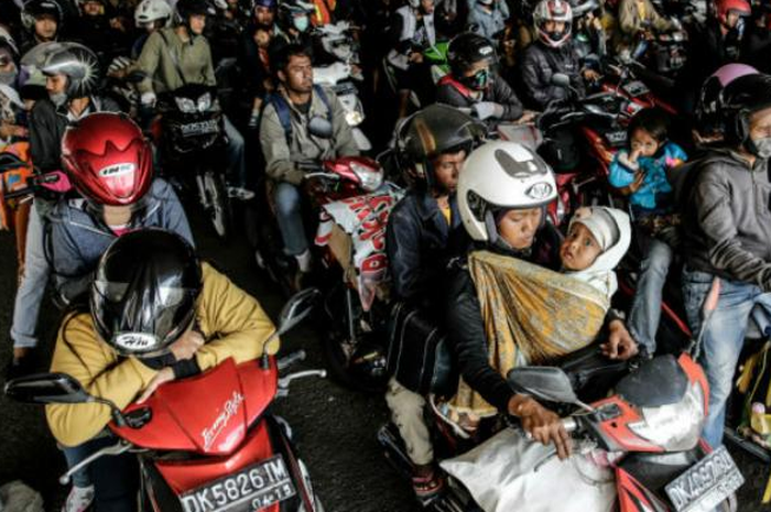 Ilustrasi pemudik yang menggunakan sepeda motor
