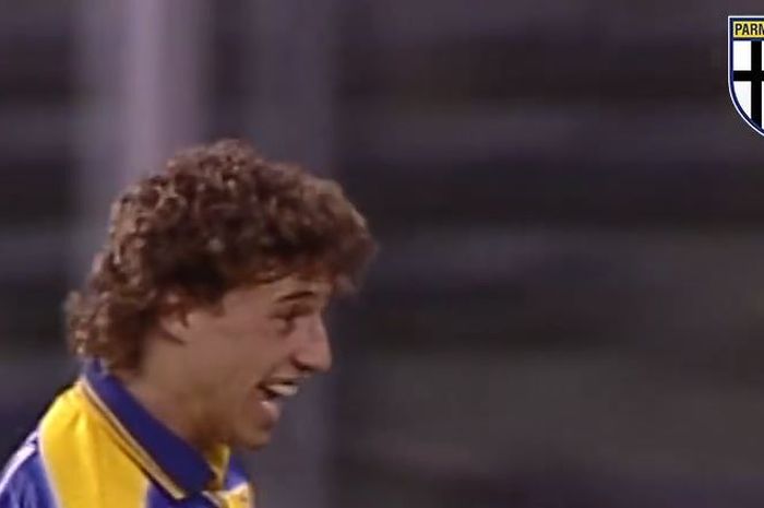 Striker Parma, Hernan Crespo, semringah setelah membobol gawang Juventus dalam laga Liga Italia Serie A pada 7 Februari 1999.