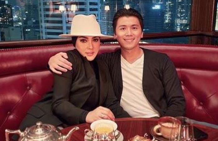 Syahrini dan Reino Barack