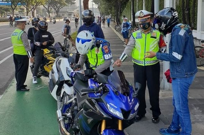 Tanpa stiker hologram di pelat nomor motor langsung ditilang