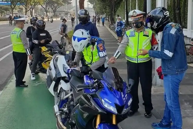 Stiker Hologram Berubah Warna Setiap Tahun, Pemotor Gak Bisa Berkutik di Depan Polisi