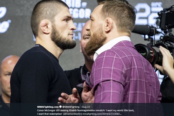 Khabib Nurmagomedov (kiri) dan Conor McGregor (kanan) saat konferensi pers jelang UFC229.      