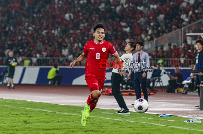 Witan Sulaeman sedang mengejar bola dalam laga babak penyisihan grup C Kualifikasi Piala Dunia 2026 zona Asia antara timnas Indonesia versus timnas Jepang di Stadion Utama Gelora Bung Karno, Senayan, Jakarta, Jumat (15/11/2024).