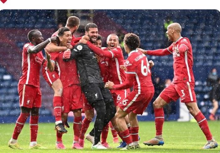 Alisson Becker (tengah) mengukirkan dua catatan setelah mencetak gol untuk Liverpool dalam laga kontra West Bromwich Albion di pekan ke-36 Liga Inggris 2020-2021.