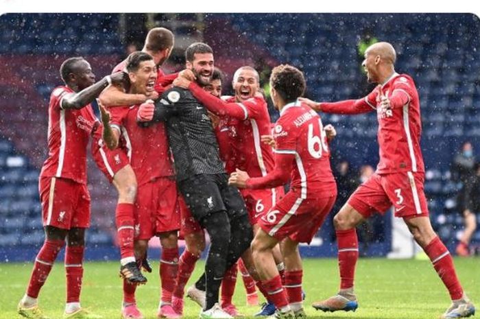 Alisson Becker (tengah) mengukirkan dua catatan setelah mencetak gol untuk Liverpool dalam laga kontra West Bromwich Albion di pekan ke-36 Liga Inggris 2020-2021.