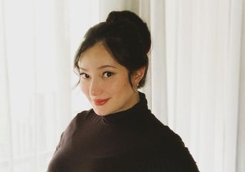 Ditemani Sang Putri yang Cantik Bak Boneka, Intip Penampilan Asmirandah Saat Hadiri Acara Penghargaan Bergengsi!