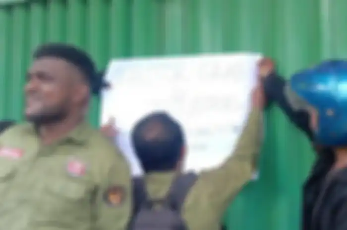Massa driver ojol tampak menyegel kantor Grab di Jayapura, Papua.
