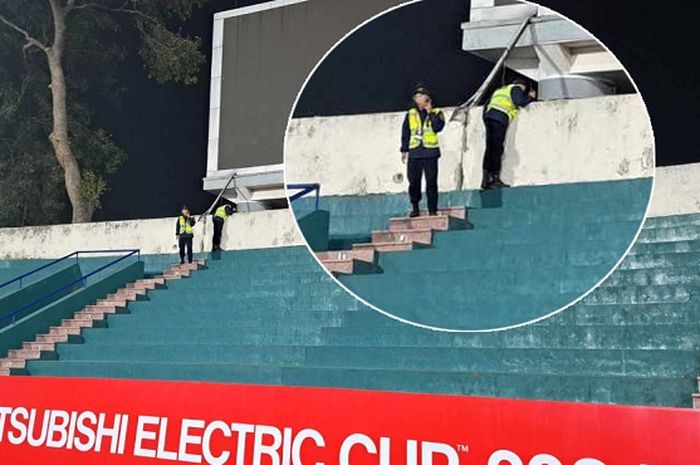 Petugas keamanan Stadion Viet Tri yang menyisir sisi stadion, mencari mata-mata asing yang mengintip sesi latihan Timnas Vietnam, Rabu (1/1/2025).