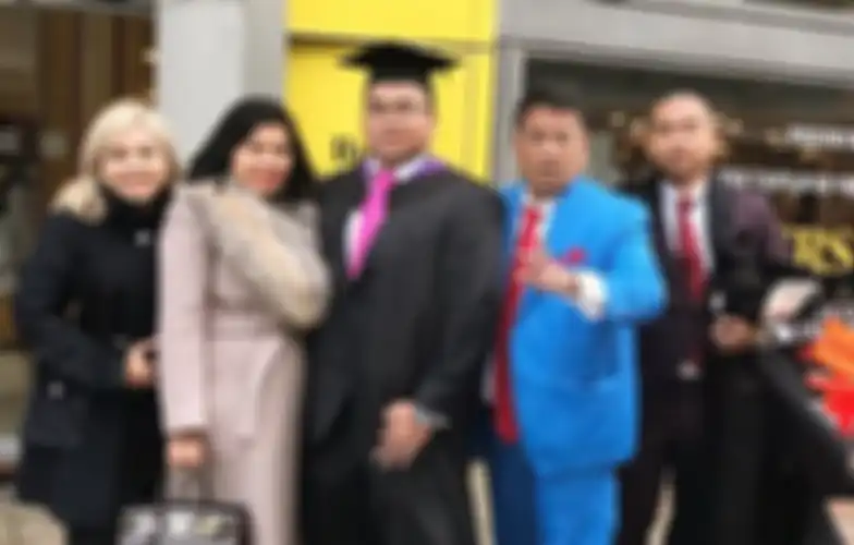 Fritz Hutapea saat merayakan kelululusannya