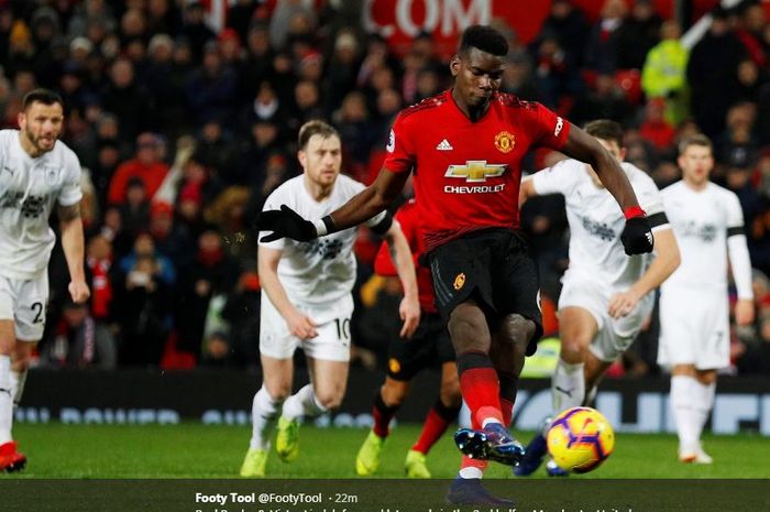 Paul Pogba melepaskan tembakan penalti yang menghasilkan gol Manchester United ke gawang Burnley dalam partai Liga Inggris di Old Trafford, 29 Januari 2019.