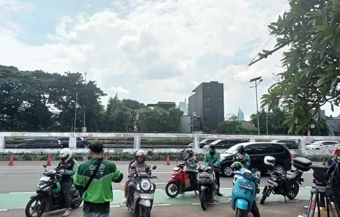 Para pengemudi ojol mulai mendatangi Gedung DPR/MPR, Senayan, Jakarta Pusat, Jumat (29/8/2025).