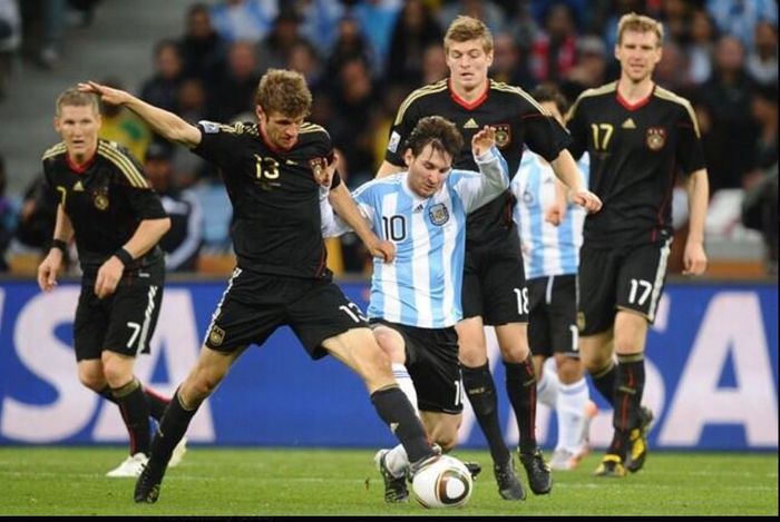 Lionel Messi berebut bola dengan Thomas Mueller dalam duel timnas Argentina vs Jerman di Piala Dunia 2010.