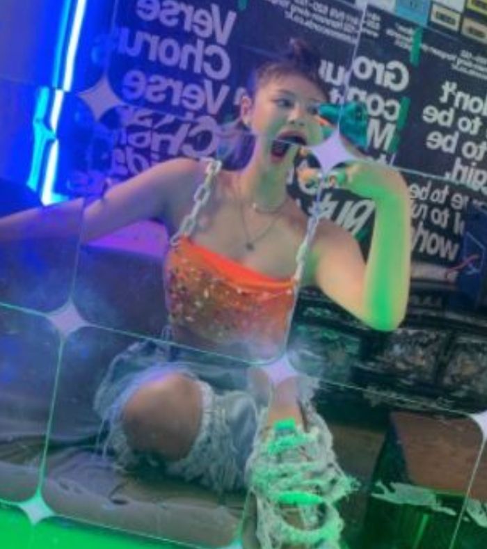 Potret Ningning aespa Saat Foto Selca di Depan Cermin