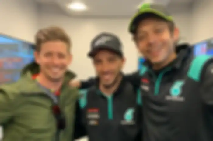 Ada apa nih Valentino Rossi dan Andrea Dovizioso sampai foto bareng legenda MotoGP asal Australia, Casey Stoner di MotoGP Algarve 2021