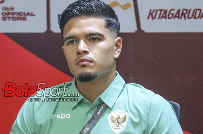 Pemain Timnas Indonesia, Ragnar Oratmangoen, dikhawatirkan terlena dengan media sosial.