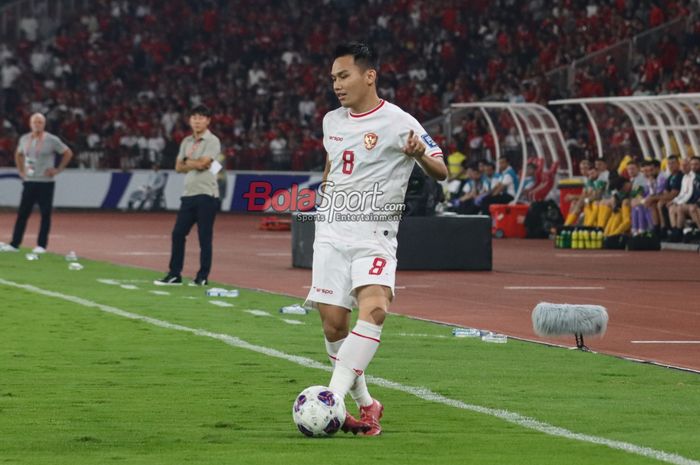 Pemain timnas Indonesia, Witan Sulaeman, sedang menguasai bola saat bertanding di Stadion Utama Gelora Bung Karno, Senayan, Jakarta, Selasa (10/9/2024).