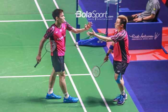 Pasangan ganda putra Malaysia, Aaron Chia dan Soh Wooi Yik, melakukan tos di saat bertanding pada perempat final Indonesia Open 2022 di Istora Gelora Bung Karno, Senayan, Jakarta, 17 Juni 2022.