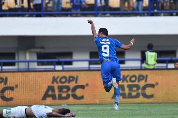 Penyerang Persib Bandung, Ezra Walian, melakukan selebrasi setelah mencetak gol ke gawang Persikabo 1973, Sabtu (16/9/2023).