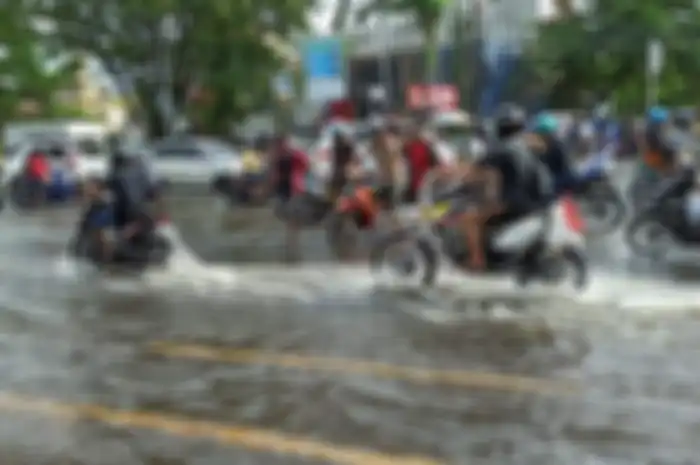 Bikers bisa simak, tips menjaga sepeda motor menghadapi kondisi banjir.
