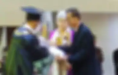Air Mata Samuel Hutabarat Tak Berhenti Mengalir Terima Ijazah Putranya, Ayah Brigadir J Sempat Lakukan Ini Sebelum Turun Panggung Wisuda, Suasana Jadi Hening Jelang Nama Yosua Dipanggil