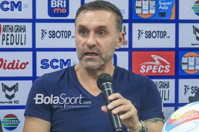 Pelatih Persija Jakarta, Thomas Doll, sedang memberikan keterangan kepada awak media setelah laga pekan kedua Liga 1 2023 di Stadion Pakansari, Bogor, Jawa Barat, Minggu (9/7/2023) malam.