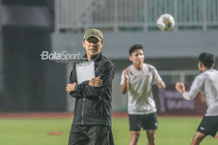 Pelatih timnas Indonesia, Shin Tae-yong, sedang memantau para pemainnya bertanding di Stadion Pakansari, Bogor, Jawa Barat, 26 September 2022.